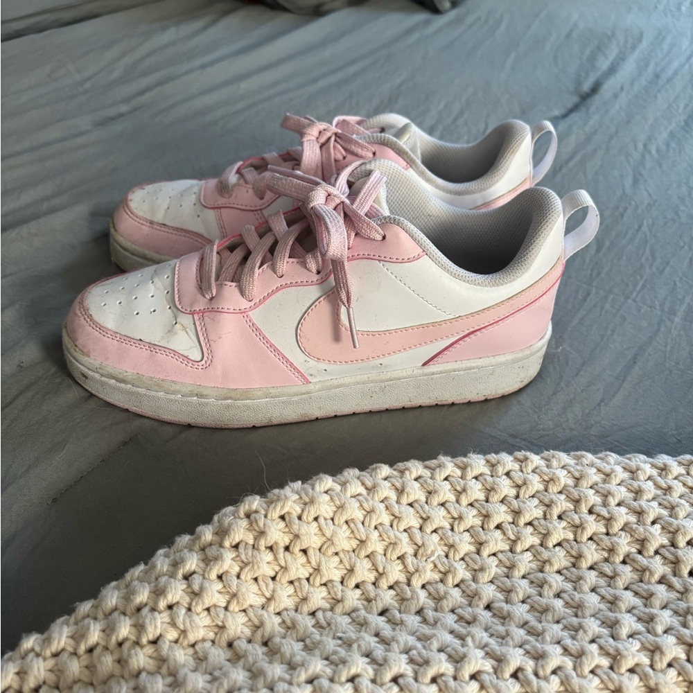 Girls size 6.5 Nike sneakers